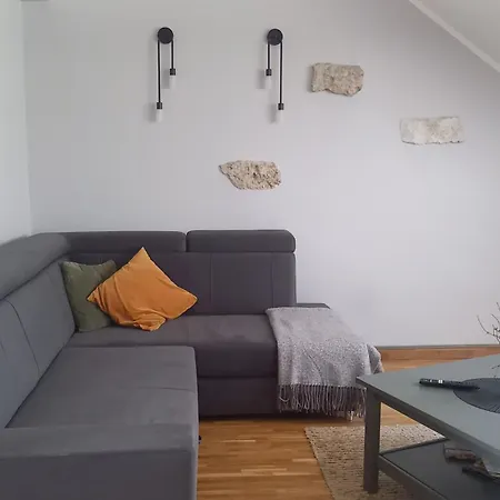 Pihtla Tee Kuelaliskorter 3 *